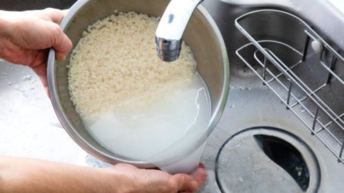 ABC în bucătărie. La ce se poate folosi apa în care a fiert orezul. Este plină de amidon și săruri minerale și poate avea multe întrebuințări utile