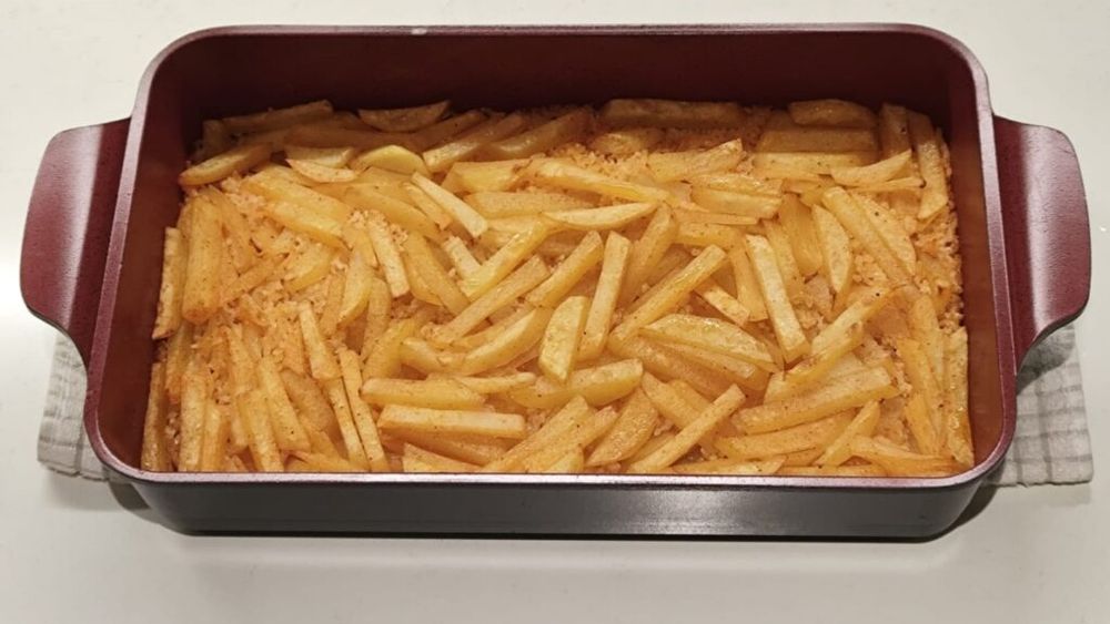 Idei de cină: Orez cu cartofi, totul direct în tavă la cuptor/ Pregătirea durează doar cât să cureți și să tai cartofii/ Poate fi consumată în timpul postului și e ușor de luat la pachet/ Rețetele Juanitei