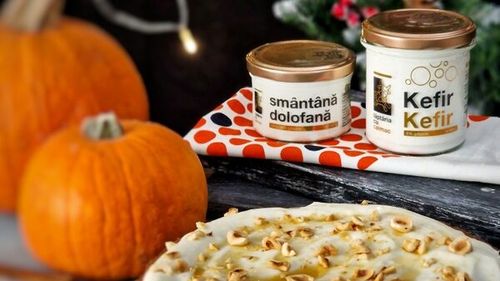 Prăjitură cu dovleac, kefir și glazură din Smântână Dolofană  / O rețetă ușoară, cu ingrediente delicate, alese cu grijă