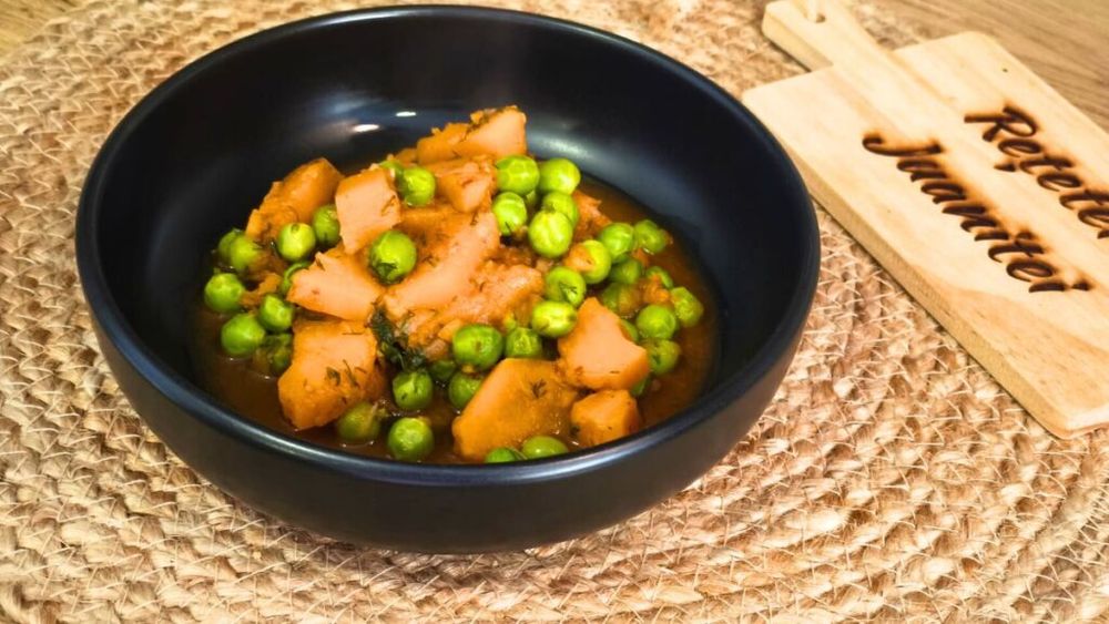 VIDEO | Rețetele Juanitei | Mâncare de cartofi dulci cu mazăre, o rețetă reinterpretată aflată undeva între mâncarea tradițională de cartofi și ghiveciul de legume