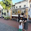 VIDEO FOTO | Rulotele au „furat” show-ul la Food Truck Festival din Timișoara: bucătării pe roți, unde se prepară de la burgeri, pizza, pleșcavița, doner kebab, ciolan, până la hot dog, paste și deserturi precum papanași, colaci secuiești