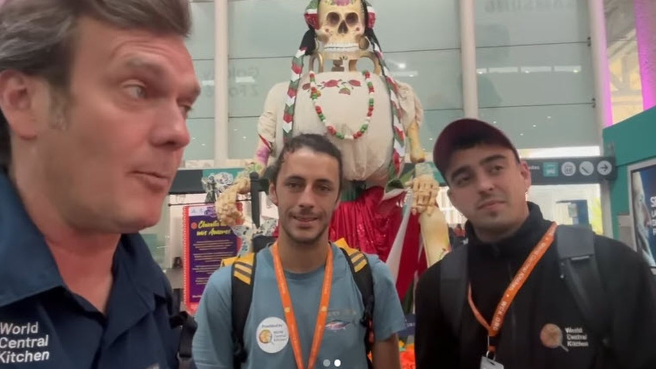 World Central Kitchen, ONG-ul care gătește în zone lovite de dezastre sau de război/ În aceste zile, chefii pregătesc sendvișuri pentru cei rămași fără case în Valencia