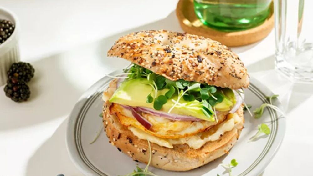 Sandviș cu ou și avocado pentru un mic dejun special / Este sățios și plin de arome, ca să-ți începi ziua perfect