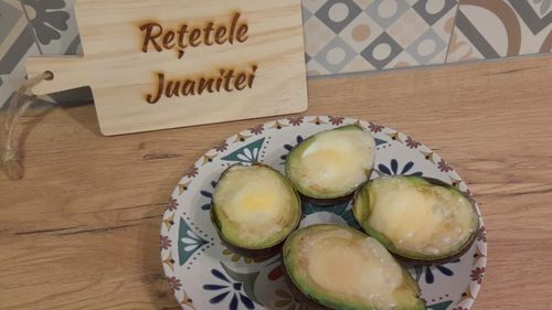 Avocado la cuptor cu ouă de prepeliță și parmezan - o cină rapidă, pe care o poți lua și la pachet/ Merge și de mic dejun sau aperitiv