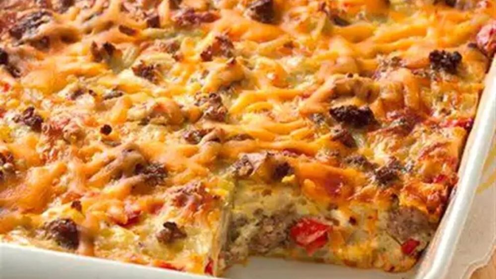 Un mic dejun consistent, cu ouă, cârnați și legume/Este ușor de făcut pachet și dus la birou