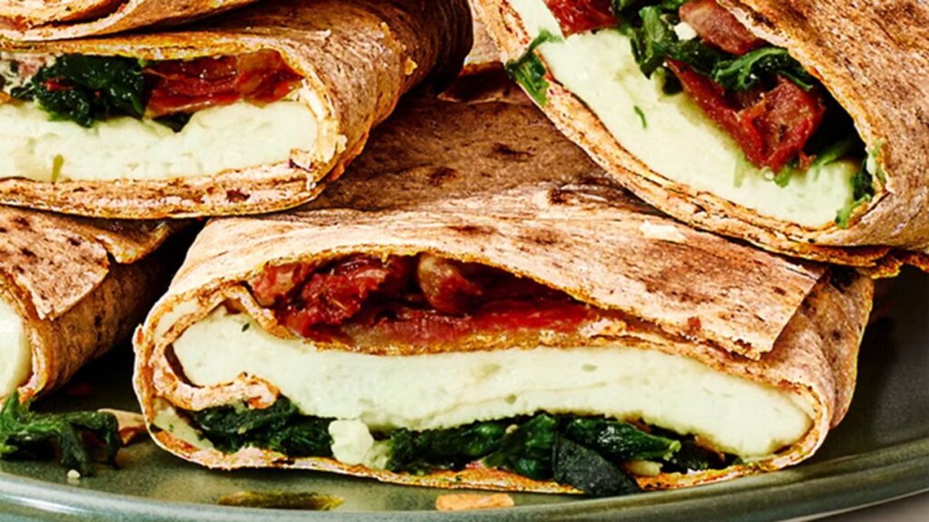 Cum să faci acasă celebrul wrap cu spanac și feta de la Starbucks, rapid și gustos / E un mic dejun pe placul tuturor