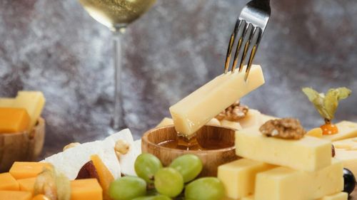 De ce se mănâncă împreună brânză și strugurii? / Smochinele, curmalele, merele, pepenii galbeni și perele sunt alte fructe ce merg de minune combinate cu brânză