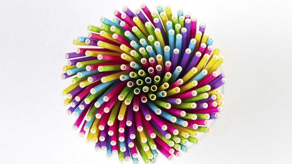 Trump a anunțat pe rețeaua sa Truth Social că va semna un decret împotriva paielor de băut din hârtie/ Paiul de băut de unică folosinţă nereciclabil a devenit unul dintre primele simboluri din lume ale poluării cu plastic