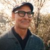 De la „Diavolul se îmbracă de la Prada 2” la „Tucci in Italy” sezonul 2. Cum a transformat actorul Stanley Tucci mâncarea într-o poveste despre memorie, boală și identitate. „Creativitatea culinară poate fi o formă perfectă de artă”, scrie el în cartea autobiografică, „Gust”