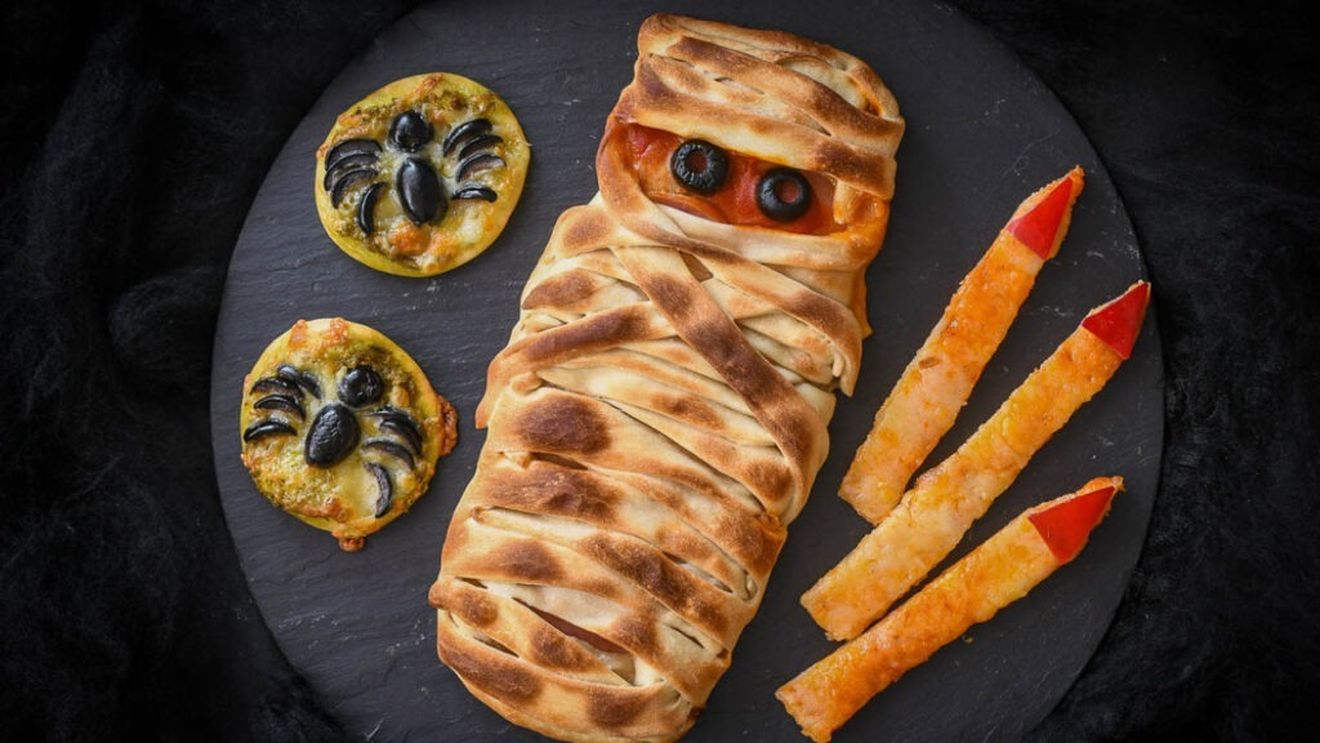 VIDEO | Un singur aluat de pizza, trei idei simple și rapide pentru cina din seara de Halloween 
