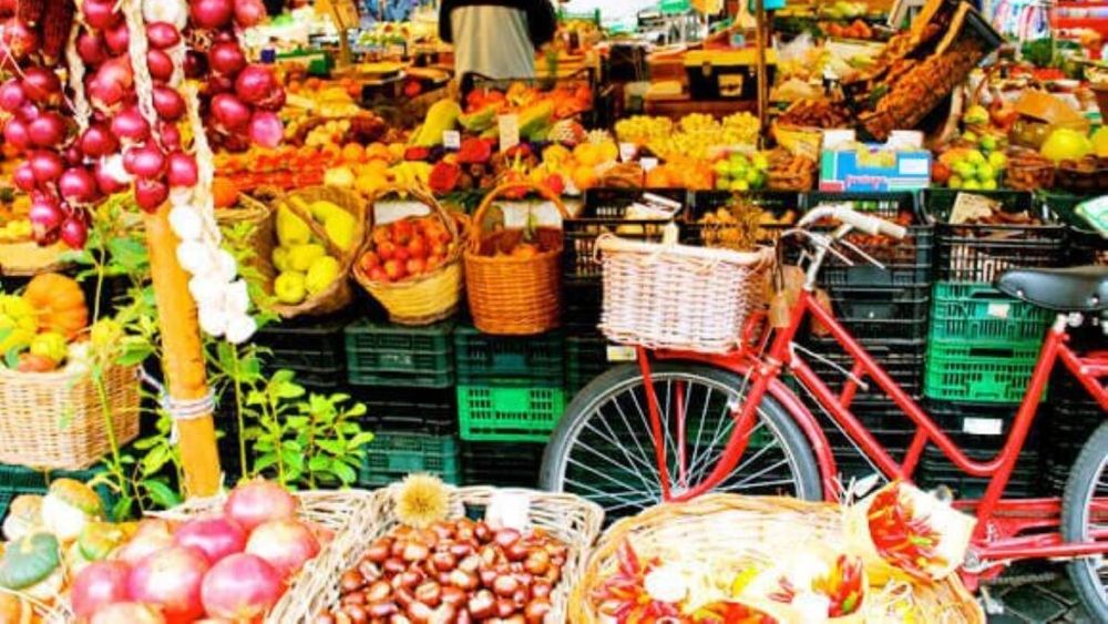 Un mit în cădere liberă. Cum vor italienii să relanseze piețele mici de cartier, simbol al vieții sociale. În formula actuală, ele riscă să dispară dacă nu își adaptează programul și serviciile la exigențele clienților contemporani