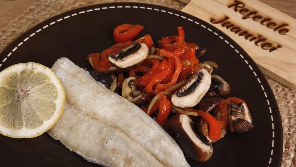Rețetele Juanitei | Merluciu la tigaie cu garnitură de ciuperci, ardei și fenicul/ Poți găti peștele și în cuptor sau friteuză