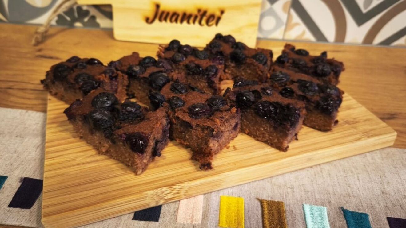 Brownie cu banane și afine, dar fără zahăr/ Fructele o îndulcesc suficient cât să fie un desrt delicios