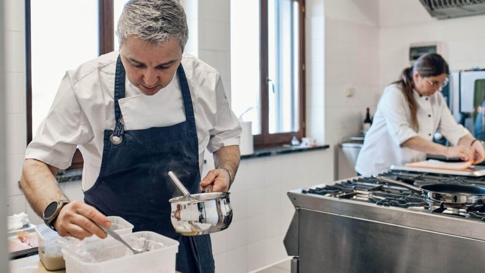 FOTO | Doi români lansează în Italia un restaurant cu bucătărie experimentală / Localul, amplasat într-o construcție moderană care arată ca o piramidă și care a fost gândită ca un centru dedicat plantelor medicinale