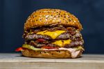 Proprietarul unei mici afaceri cu burgeri a devenit viral dezvăluind secretul prin care a menținut prețurile neschimbate din 2006 până în prezent