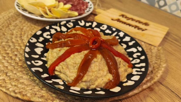 VIDEO FOTO | Salată de vinete cu pastă de năut și ardei copți. Un preparat tradițional românesc reinterpretat în stil oriental