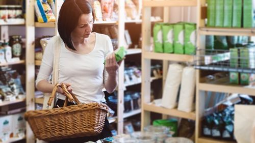 Agricultura a pregătit din nou o ordonanță care limitează la 20% adaosul comercial pentru alimentele produse în România. Mediul de afaceri critică măsura care vine după asigurări de la Guvern că nu va fi implementată fără consultări