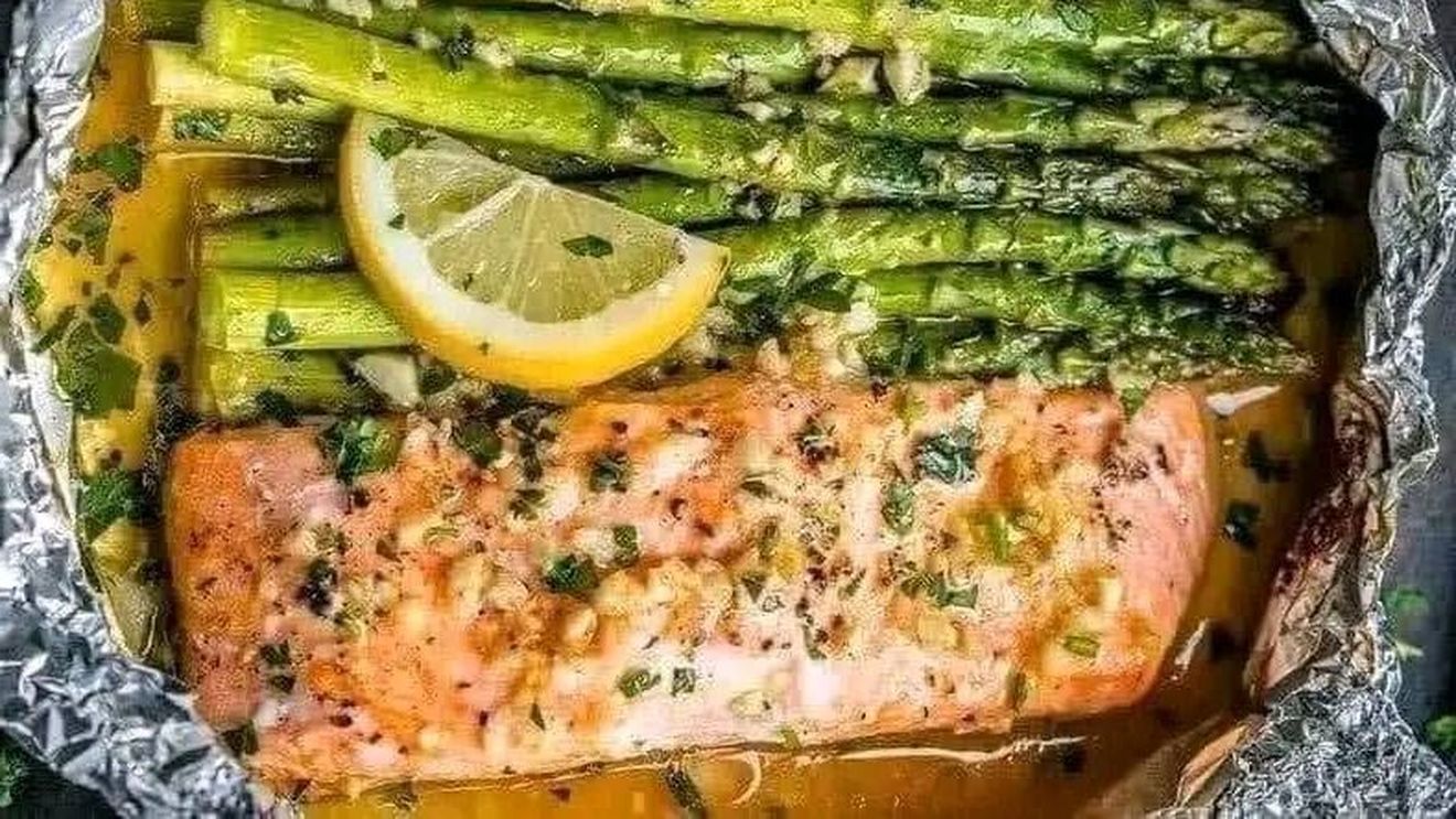 Somon cu sos de lămâie si sparanghel, rețeta celebrului chef Jamie Oliver