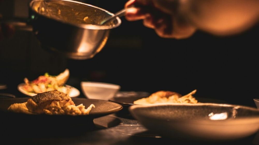 Un show culinar de pe Netflix crește rezervările restaurantelor cu peste 300% / Formatul reflectă contrastul dintre gastronomia stradală și experiențele culinare de tip Michelin