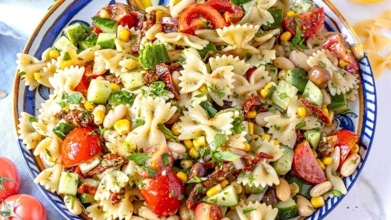 Un prânz vegan delicios/Cine a zis că ai neapărat nevoie de carne pentru o masă consistentă? O salată de paste cu legume este perfectă pentru Ziua Mondială a Veganismului