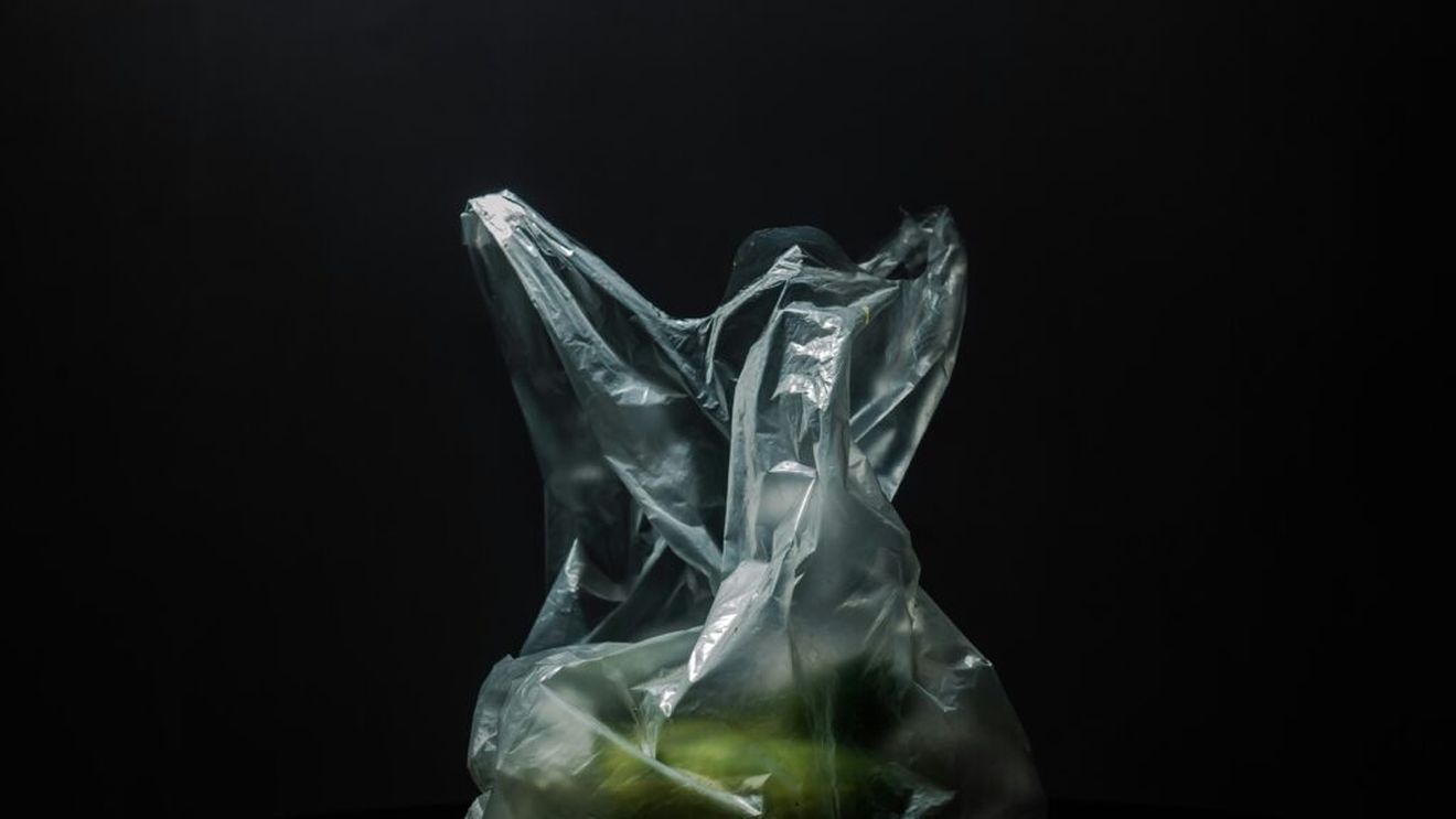 Ce se întâmplă în corp dacă reduci contactul alimentelor cu plasticul? Studiu: efecte în doar 7 zile