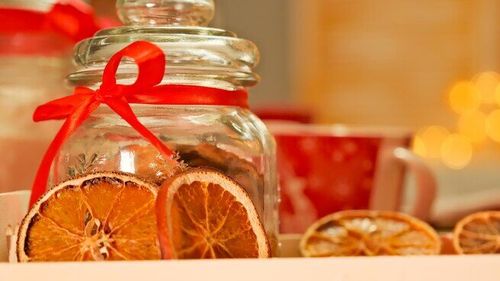Câteva portocale netratate, feliate subțiri și uscate. Poți face cu ele amestecuri de condimente pentru vin fiert sau ceai. Le poți așeza în borcănele frumos decorate și dărui de Crăciun colegilor sau prietenilor