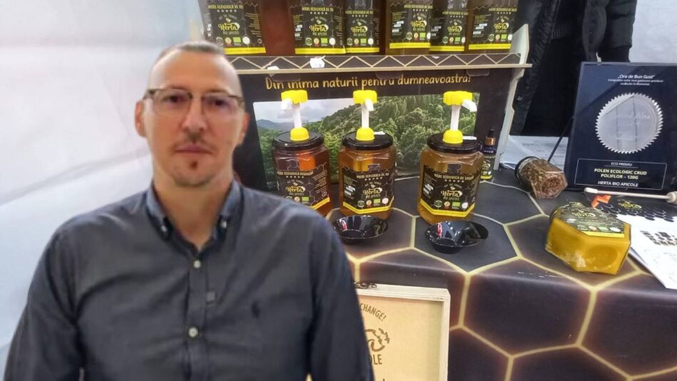 Cum îți dai seama dacă mierea nu este naturală? Ioan Cosmin Herța (apicultor): „Este foarte greu să o recunoști! Trebuie să miroasă a salivă, nu a flori. Coloranții și aromele aduc un miros frumos, parfumat”