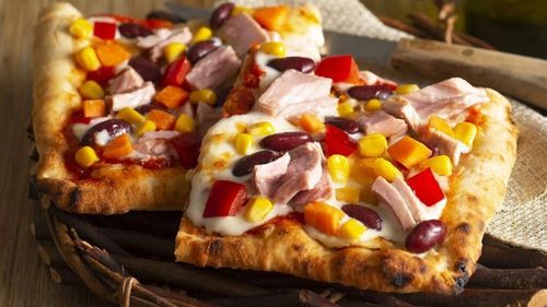 Gustări inteligente în stil mediteraneean: ce mâncăm între mese / Putem combina rapid o salată de ton cu o cantitate moderată de carbohidrați