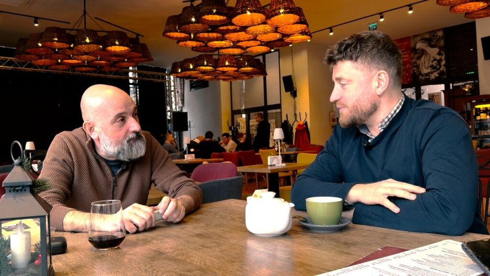 VIDEO | Connaisseur fără ifose (Ep. 67) | Despre tinerii fermieri europeni, vinuri, brânzeturi, turism și gustul succesului / George Cățean: „Mă deranjează când unii spun că suntem groapa de gunoi a Europei”