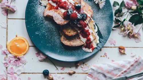 Idei creative pentru un mic dejun cu French Toast / Povestea unui preparat cu o istorie surprinzătoare / Faptul că este un produs franțuzesc este doar un mit!