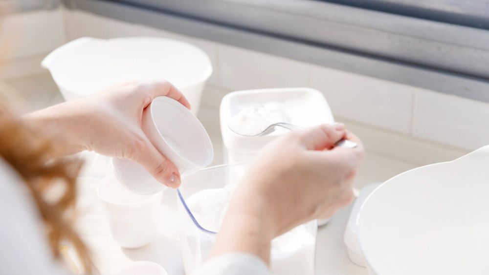 De ce să cureți vasele din plastic cu bicarbonat de sodiu / Unele urme de mâncare devin permanente, iar încălzirea la microunde favorizează pătarea lor