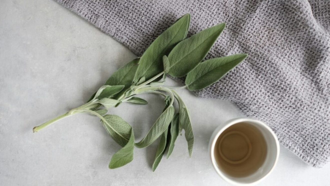 Cel mai bun ceai antiinflamator, pe care să-l bei când te doare gâtul, pentru tuse sau când simți primele semne de răceală