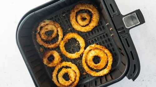 ABC în bucătărie | Cum faci ceapă prăjită crocantă în trei feluri - în tigaie, la microunde și în friteuza cu aer cald