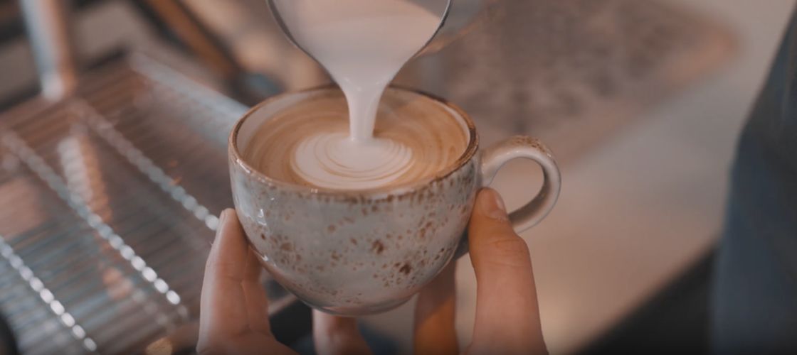 INTERVIU | Cafeaua de specialitate din România intră într-o nouă etapă. Un barista cu 5 ani de experiență explică de ce nu mai vorbim doar despre cafea: „E un ritual”