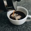 Trucul simplu care poate face cafeaua mai gustoasă, potrivit fizicienilor / Totul ține de modul în care torni apa