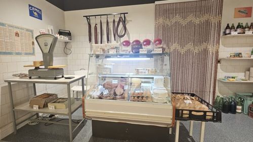 VIDEO | Aviz nostalgicilor! Cum arăta un magazin din România la începutul anilor '90, când plata nu se făcea cu cardul, iar de pe rafturi nu lipseau pufarinele și halvaua / Biscuiții, napolitanele și bomboanele se vindeau la kilogram