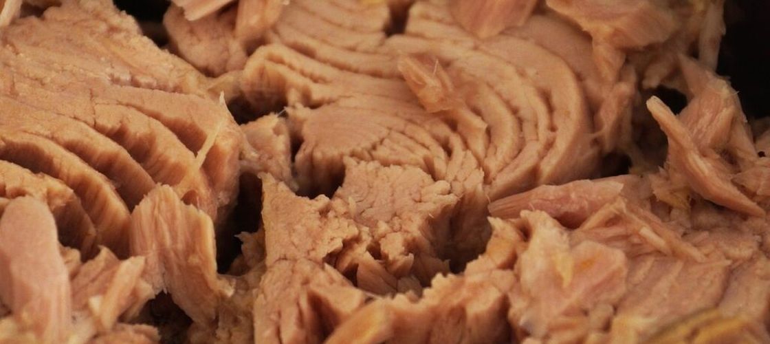 Tonul poate contribui la controlul tensiunii arteriale / Sarea din conserve poate diminua, însă, beneficiile