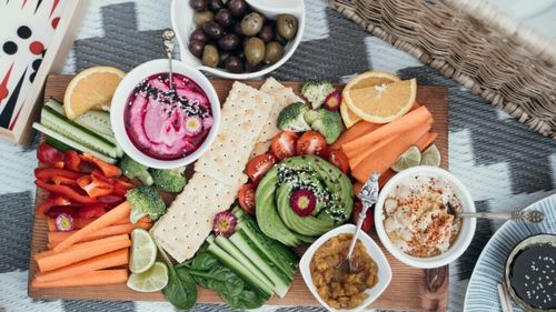 Ce să mănânci cu hummus: Șapte idei vegetariene pentru gustări sărace în calorii și bogate în proteine