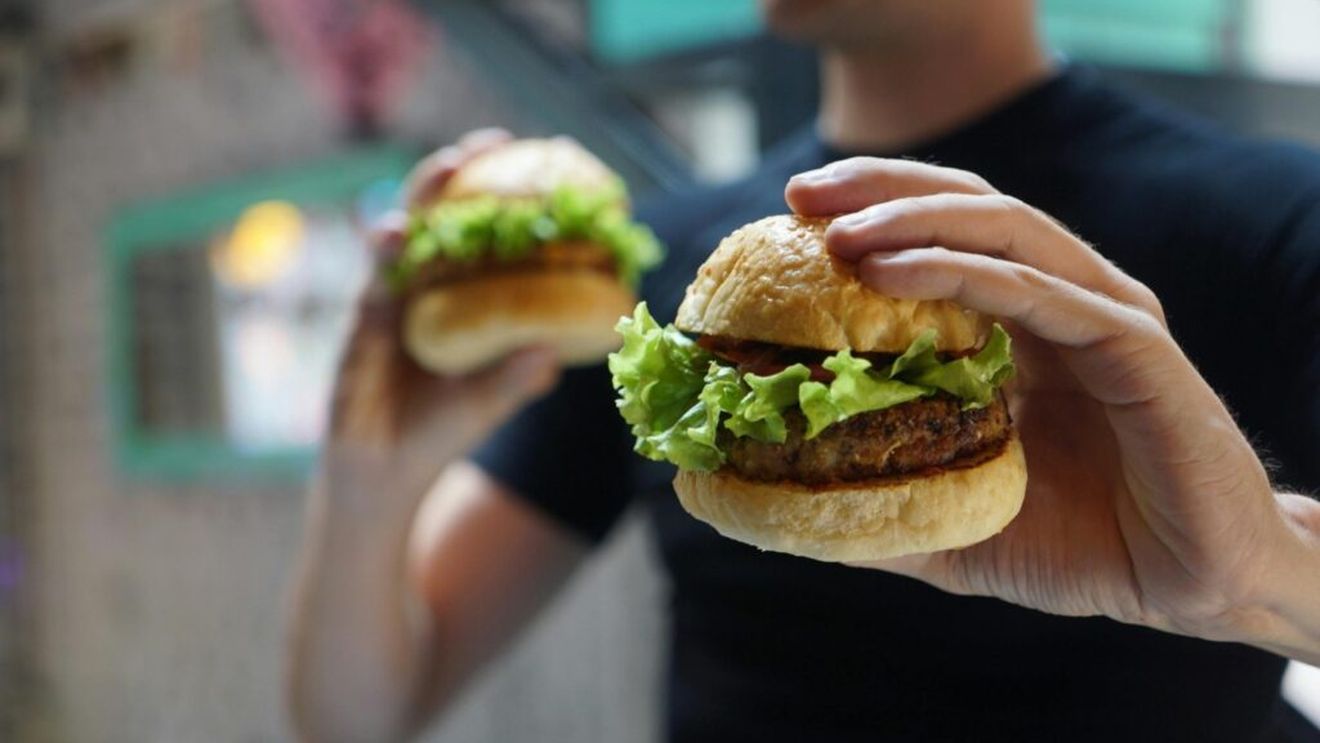 Mai încet! Mănânci prea repede! Plăcerea experienței culinare trebuie să primeze, altfel riști să ajungi obez