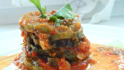 Cele mai cunoscute rețete cu legume din bucătăria meditereaneană. Care e diferența dintre caponata, cianfotta și ratatouille - toate au ca ingrediente legumele verii