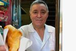 „N-am io timp, iubire, că mă vede patronul” / Povestea neștiută a lui nea Mihai și cum a cumpărat patiseria din Amzei unde lucra