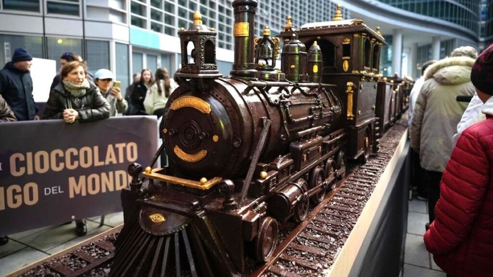 VIDEO / Nu e Willy Wonka și Fabrica de ciocolată, dar nici mult nu lipsește. La Milano și-a făcut apariția Winter Games Express, cel mai lung tren de ciocolată din lume, în avanpremiera Jocurilor olimpice de iarnă Milano-Cortina 2026