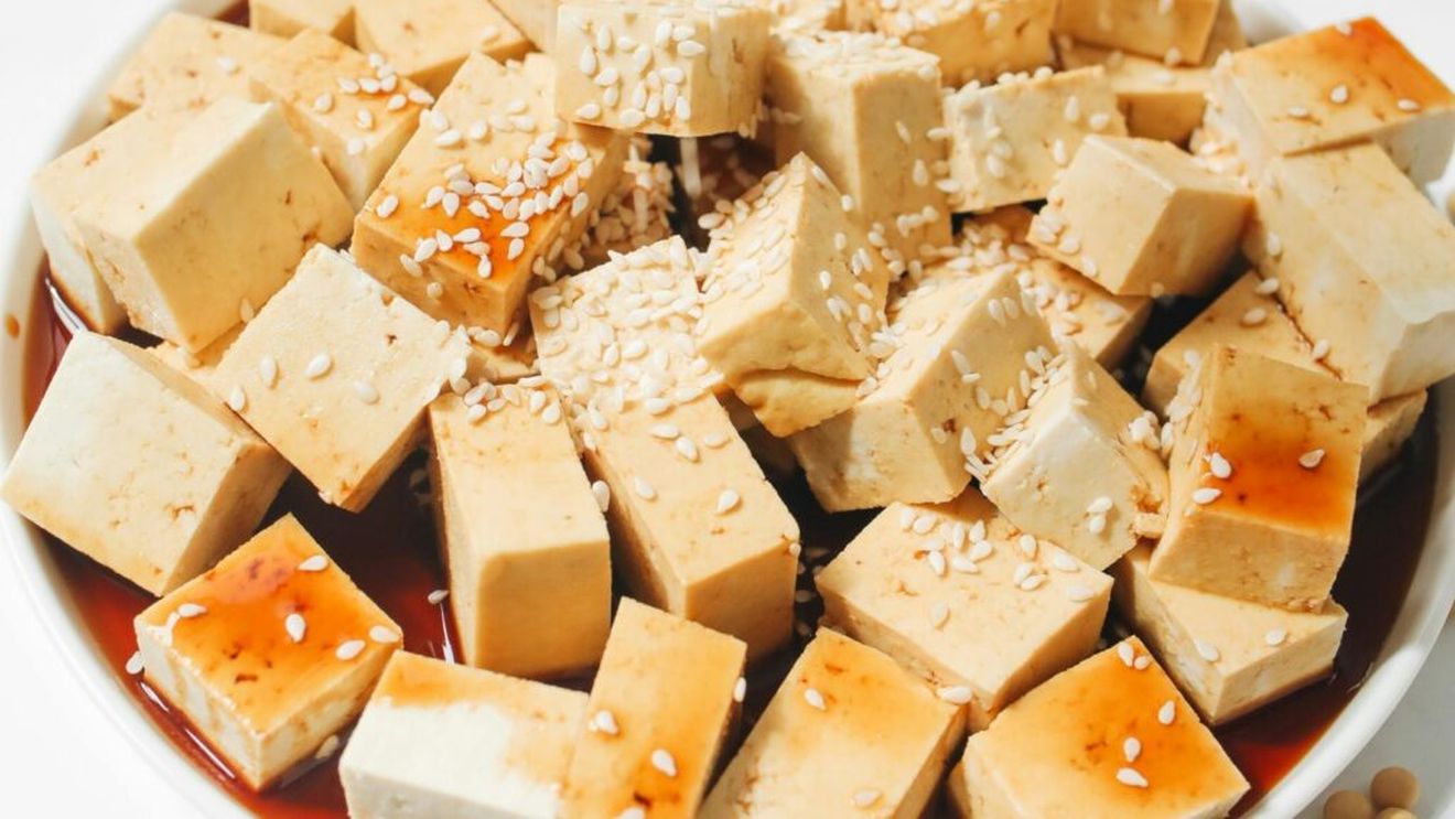 Tu știi exact ce este tofu? / Iată cum devin boabele de soia o mâncare vegană complexă și delicioasă