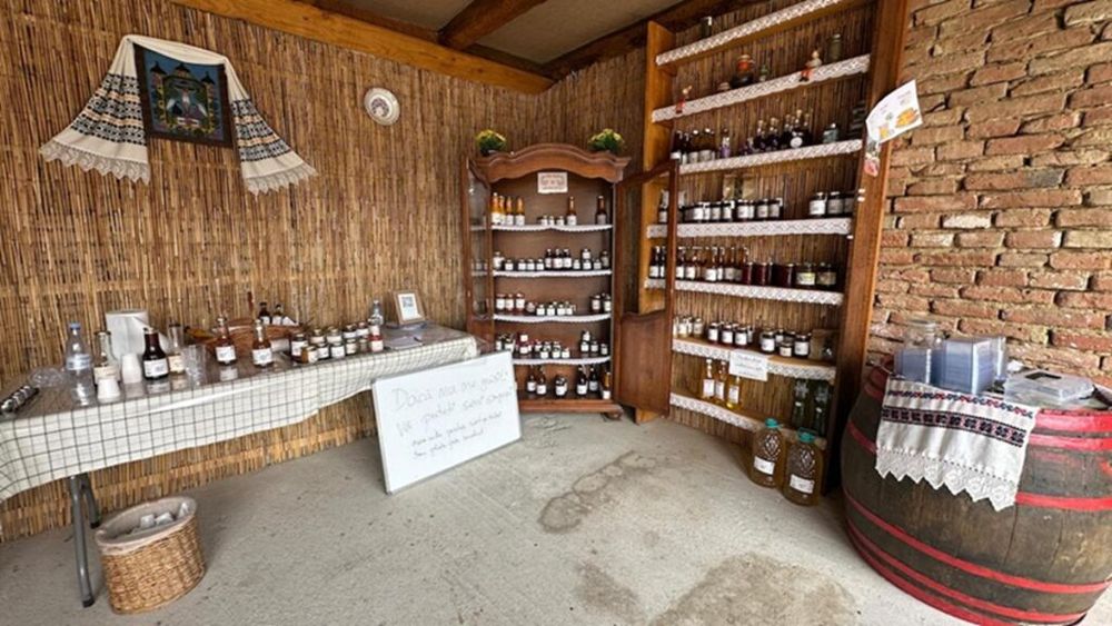 Gospodărie cu poarta deschisă în Sibiu: proprietarii vând fructe chiar și când nu sunt acasă / „Dacă ei au încredere, avem și noi”