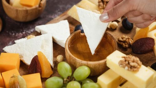 Oamenii de știință au identificat patru alimente care te pot ajuta să trăiești până la 100 de ani și două care contribuie la moartea prematură / Fructele, lactatele, oleaginoasele și uleiurile de măsline și de floarea-soarelui sunt considerate secretul longevității