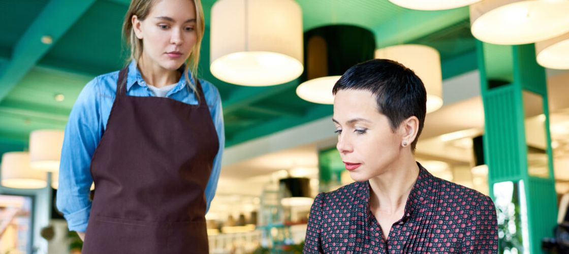 Un critic culinar dezvăluie care sunt semnele că ar trebui să fugi dintr-un restaurant, înainte să comanzi / De la baia murdară la recenziile influencerilor