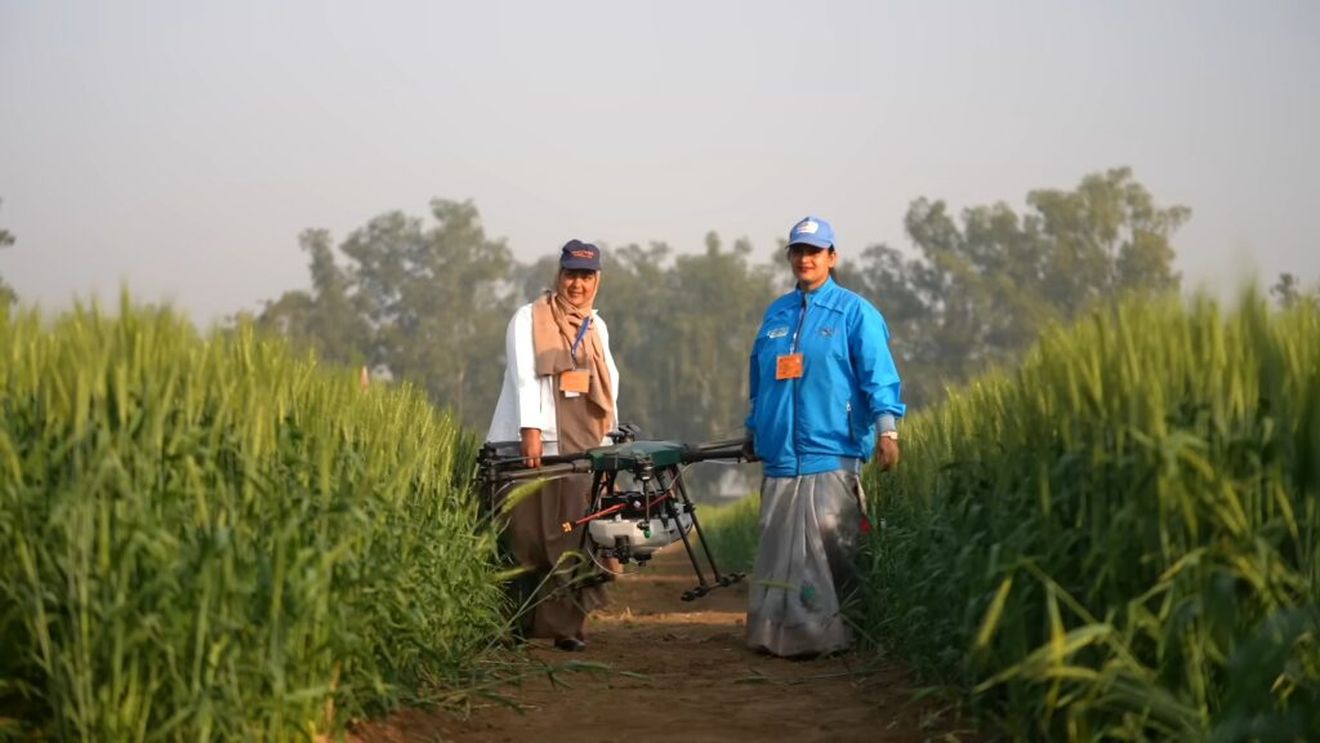 Mii de femei din zona rurală din India devin piloți de drone agricole