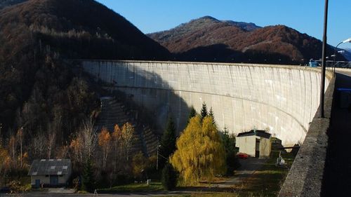 Cumpărarea unor puțuri de apă deținute de Petrom, posibilă soluție la criza apei din Prahova