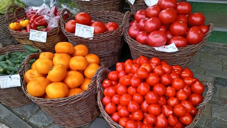 FOTO | „Roșiile gustoase” românești se vând cu 35 de lei kilogramul în București. Cât costă cireșele și caisele