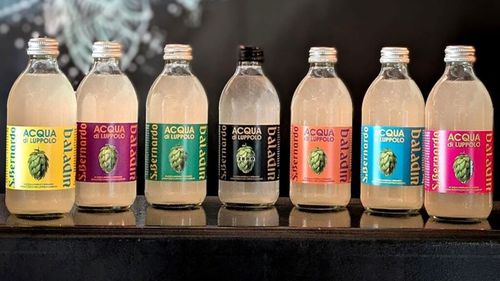 Apă infuzată cu hamei, din care s-a născut o nouă băutură răcoritoare. A fost creată în Italia de un producător artizanal de bere folosind o tehnologie inovativă